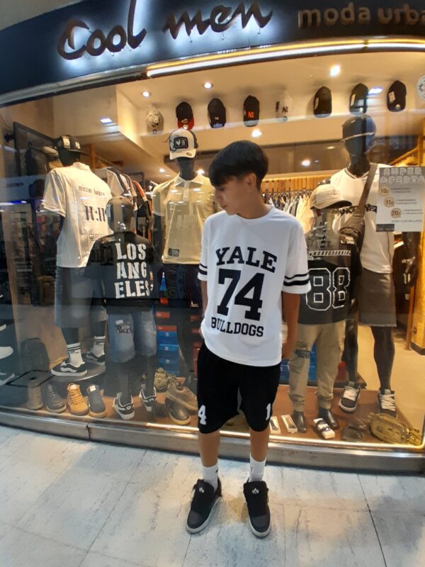 Remera overzise tela depotiva niño